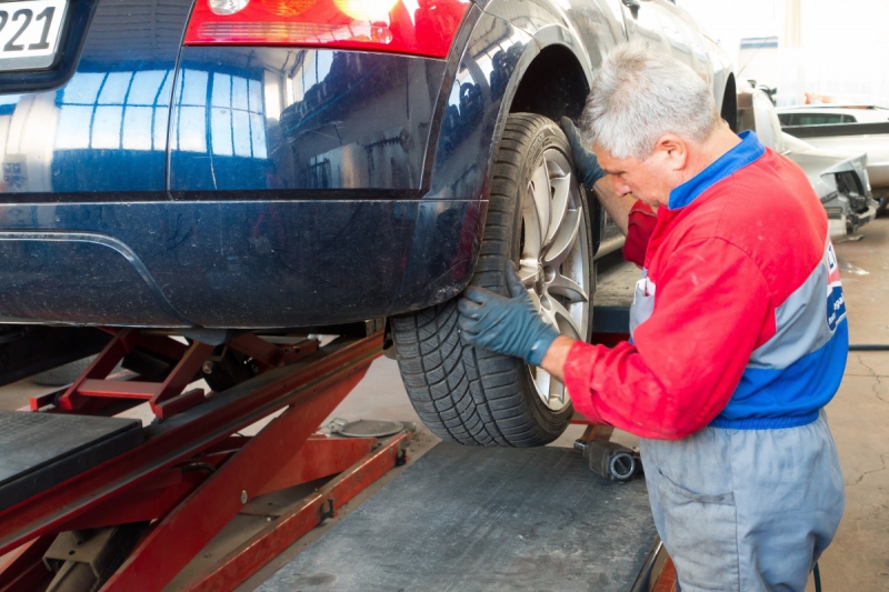 ecommerce-TOUDON-min_auto_repair_repair_lift_auto_mechanic_work_clothes_master_professional_man_of_the_fold-685629