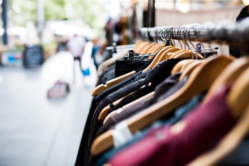 ecommerce-TOUDON-min_blur_close_up_focus_hanger_jacket_market_people_rack-1176303